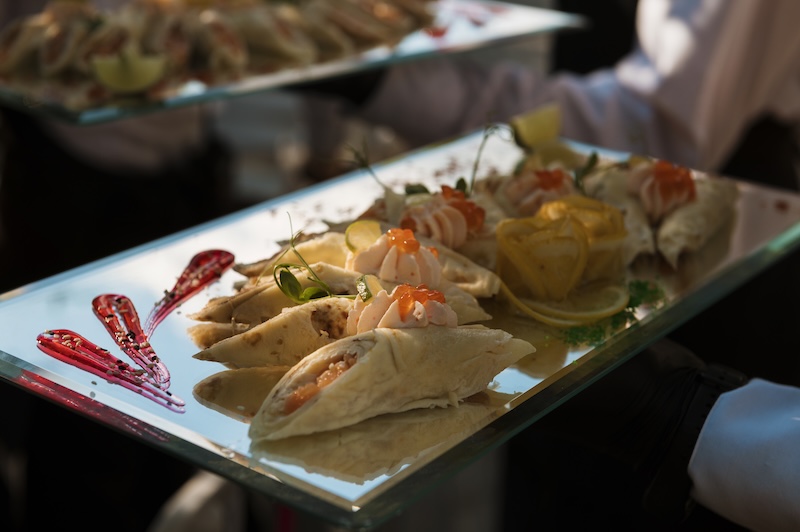 Maträtter upplagda på fat